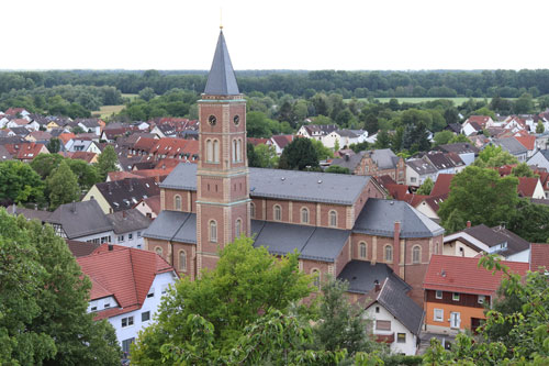Luftbild der Kirche von Untergrombach