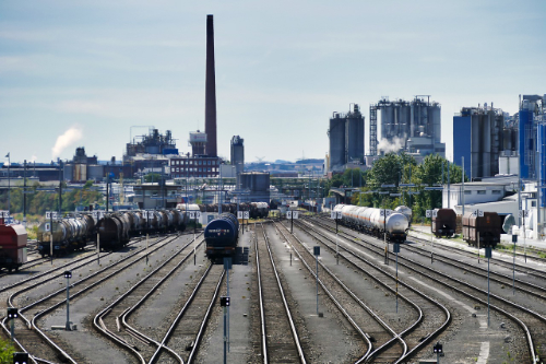 Güterzüge und Gleise vor Gebäuden