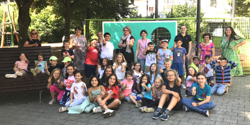 Oberbürgermeisterin Cornelia Petzold-Schick mit Mitarbeitern und Kindern der Ferienbetreuung