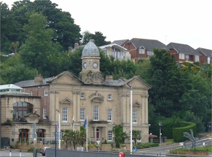 Bild zeigt das Rathausgebäude von Cwmbran