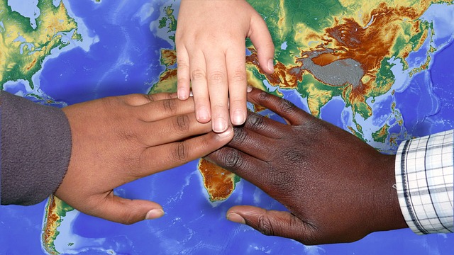 Drei Hände über Weltkarte