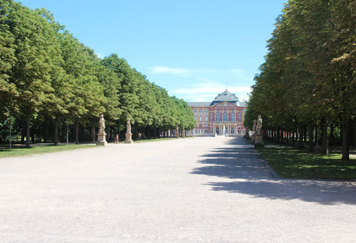 Schloss Bruchsal mit Blick aus dem Schlossgarten