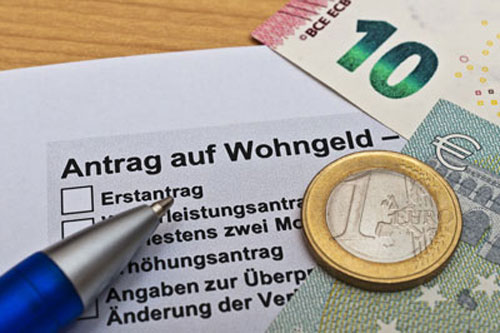 Antrag auf Wohngeld Antrag auf Wohngeld, Kugelschreiber, Geldscheine und Münzen