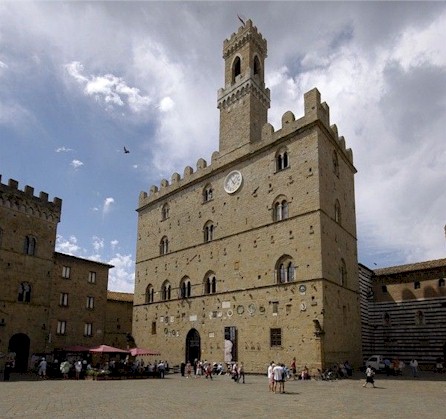 Bild zeigt das Rathaus von Volterra im Mittelalter-Stil auf dem Marktplatz