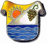 Bild zeigt das Stadtwappen von Gornja Radgona: Pergamentrolle mit Meereswellen und Trauben im rechten Eck, der Sonne im linken Eck