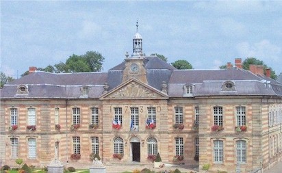 Bild zeigt das Rathaus von Sainte-Ménehould: Großes Gebäude im Barock-Stil