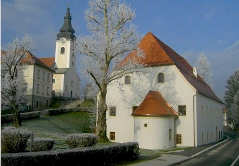 Bild zeigt eine weiße Kirche mit rotem Dach in Gornja Radgona