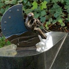 Engel auf Grabstein