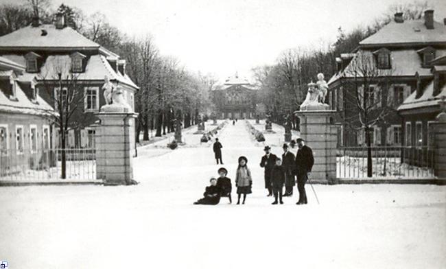 Erwachsene und Kinder vor dem Tor zum Schlossgarten