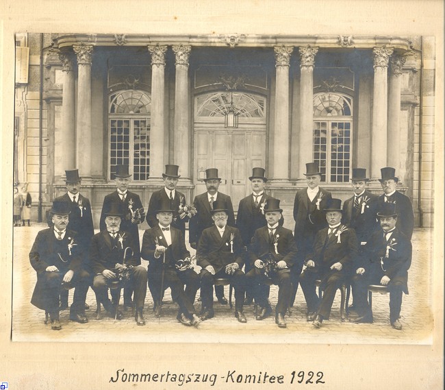 Sommertagszug-Komitee von 1922 vor dem Schloss