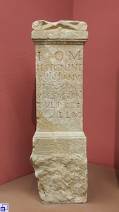 Der Weihestein mit Inschrift
