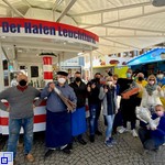 Menschengruppe vor Stand "der Hamburger Leuchtturm"