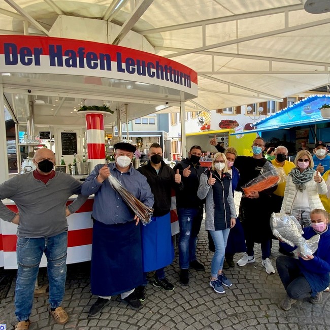 Menschengruppe vor Stand "der Hamburger Leuchtturm"