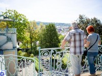 Mann und Frau blicken vom Belvedere in den Stadtgarten.