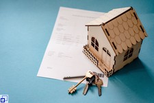 Modell eines Hauses, Schlüsselbund, Antragsformular