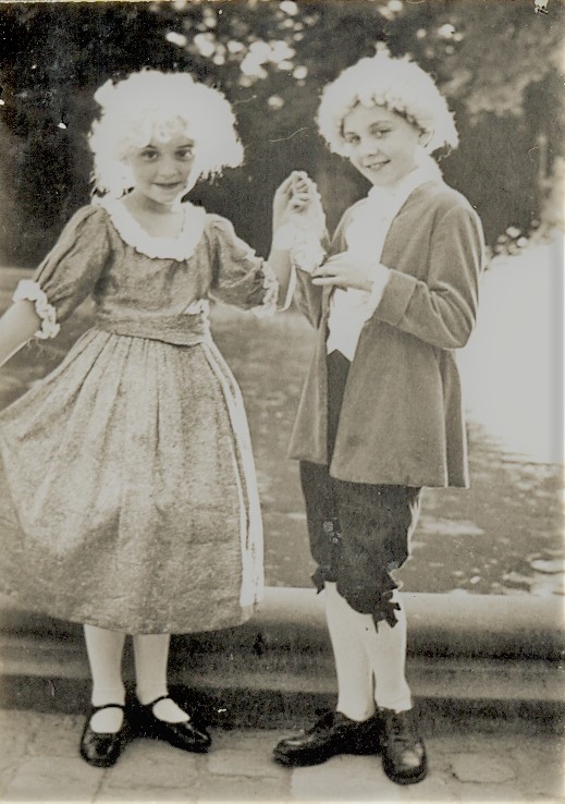 Kinderpaar in Rokoko-Kostümen
